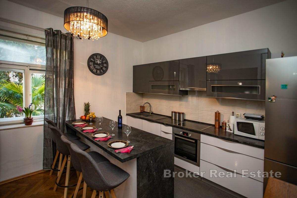 Dvosoban apartman sa garažom i dvorom u blizini centra