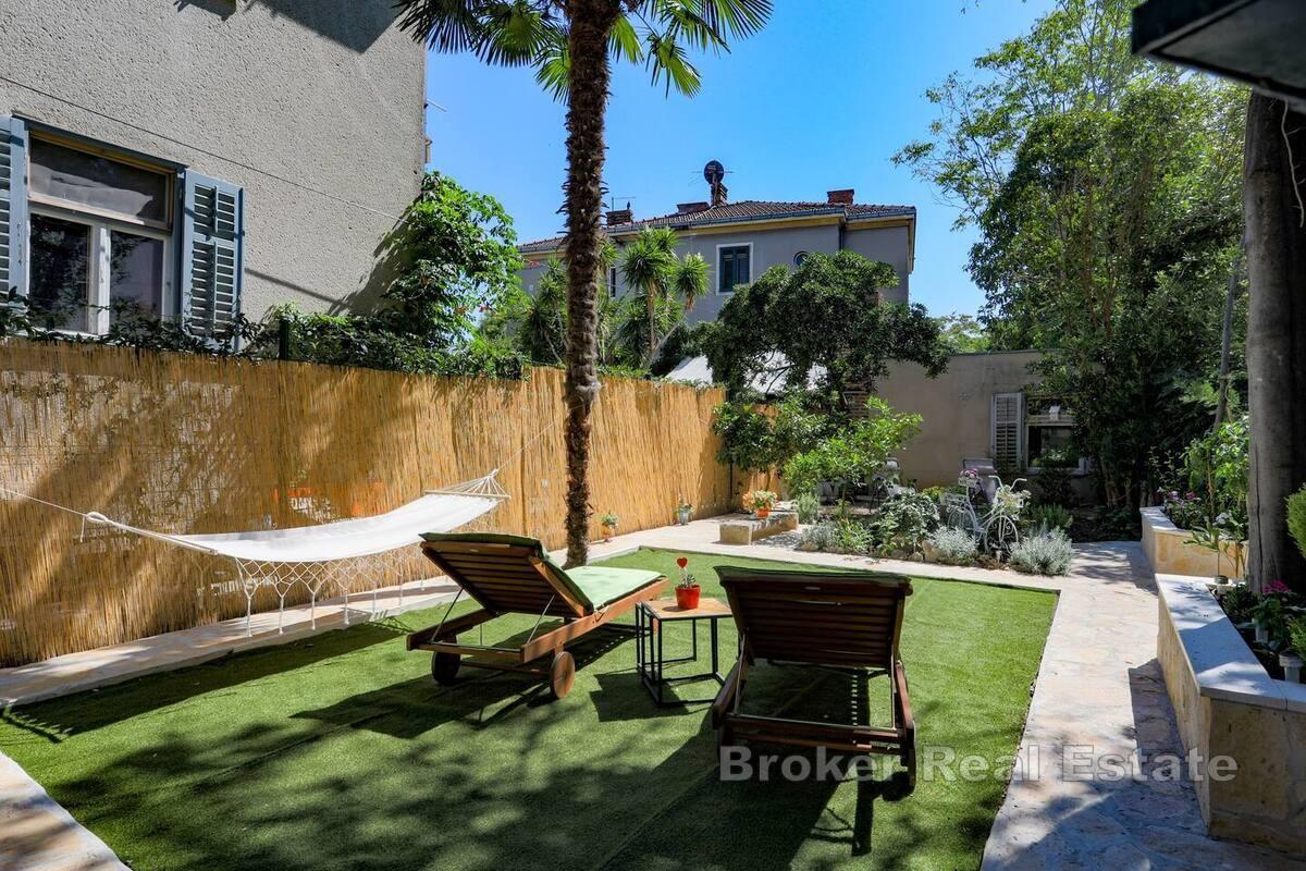 Toromsleilighet med garasje og hage nær sentrum