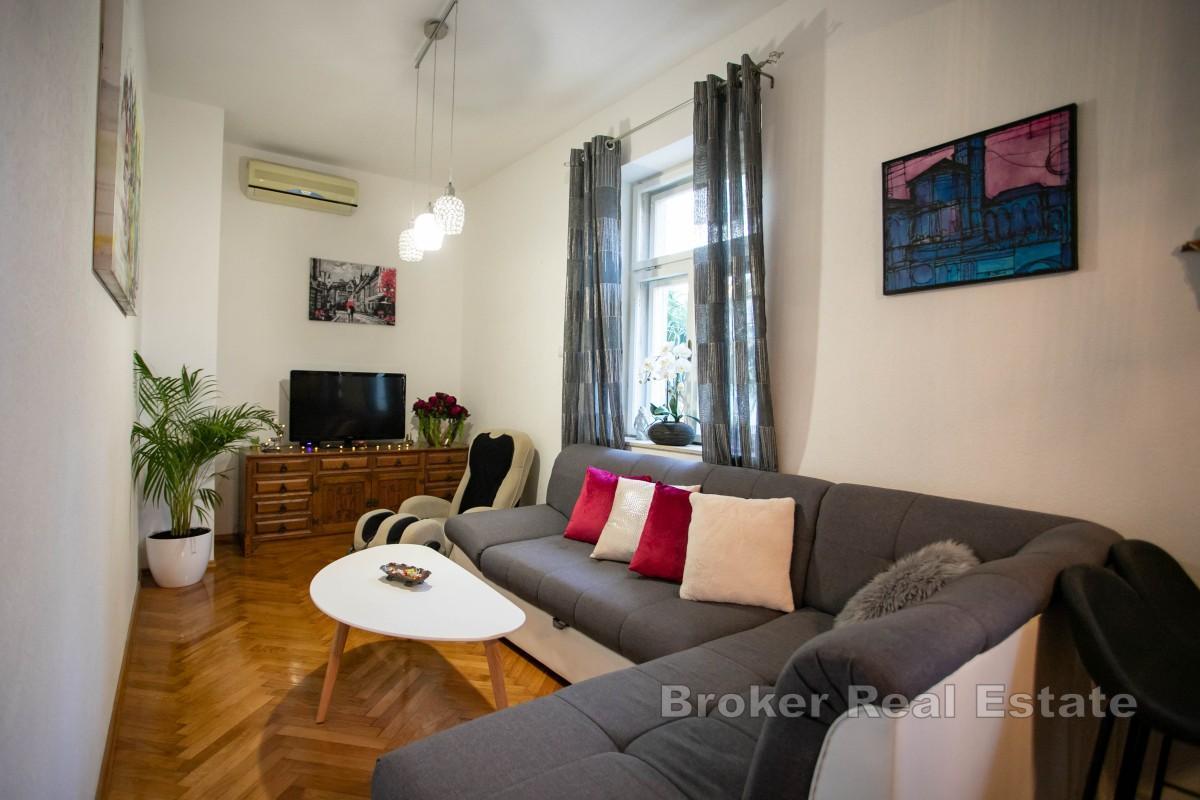 Dvosoban apartman sa garažom i dvorom u blizini centra