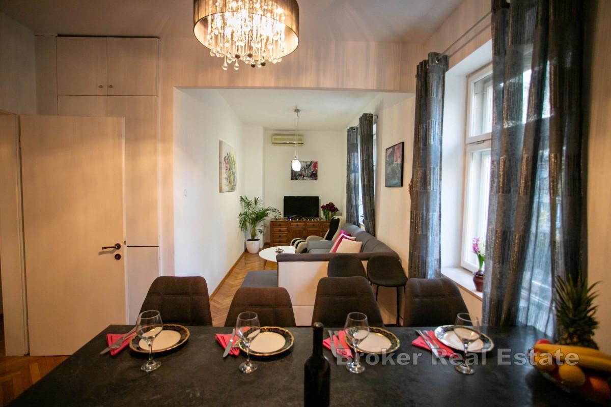 Dvosoban apartman sa garažom i dvorom u blizini centra