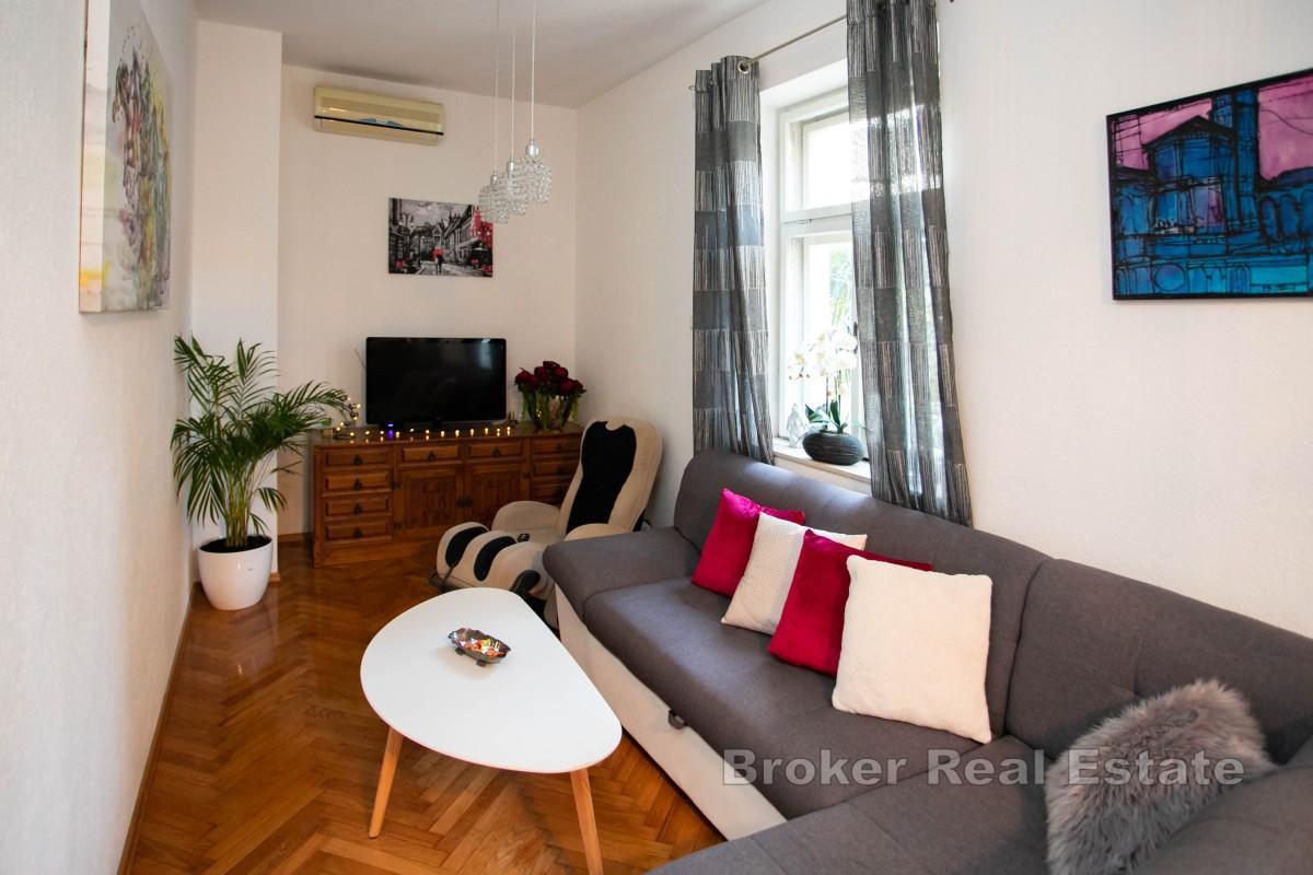 Dvosoban apartman sa garažom i dvorom u blizini centra