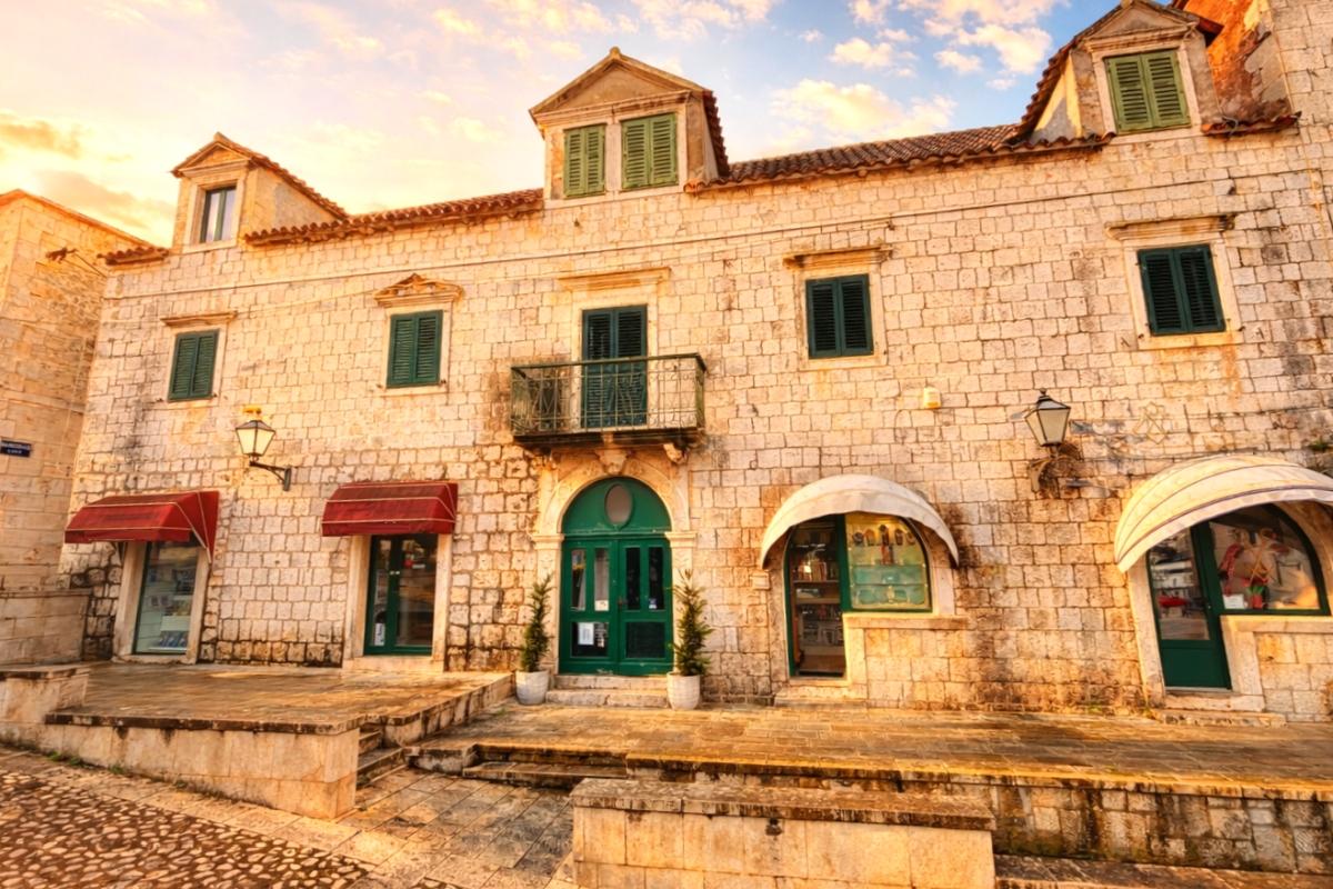 001-2048-58-Makarska-Stone-house-with-apartments-in-the-center-for-sale