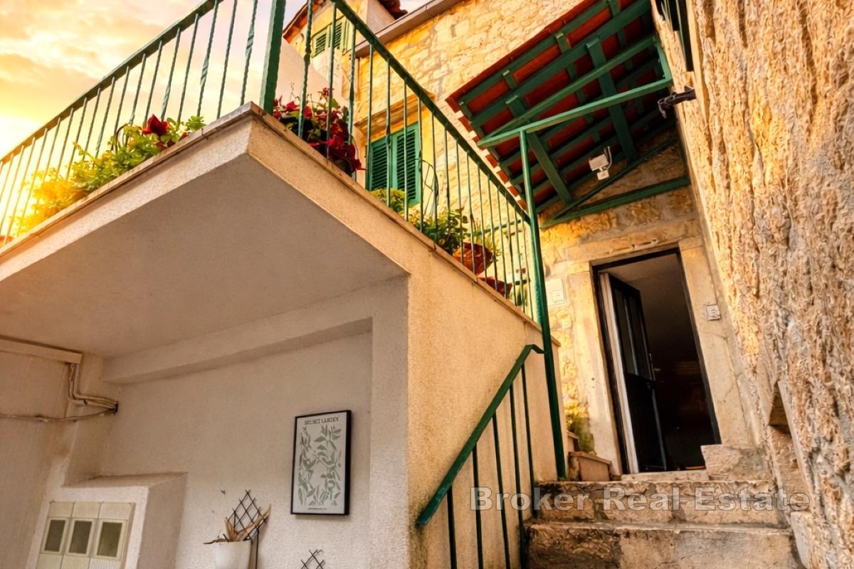 Kamena kuća s apartmanima u centru