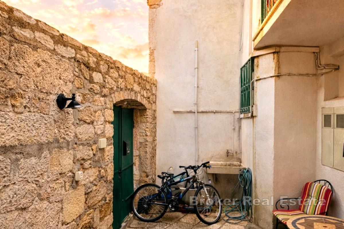 Kamena kuća s apartmanima u centru