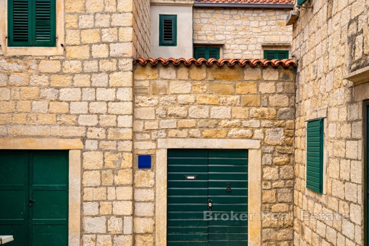 Kamena kuća s apartmanima u centru