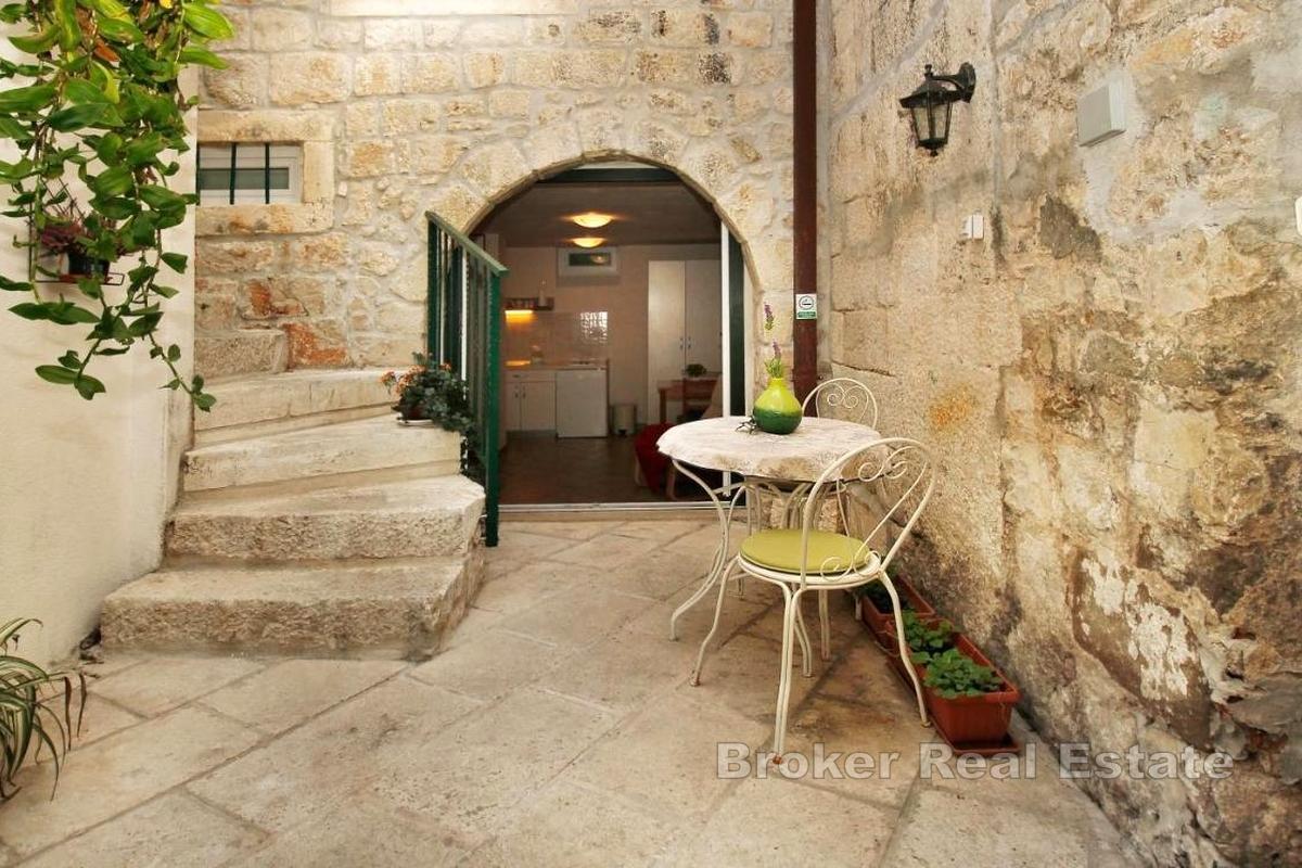 Kamena kuća s apartmanima u centru