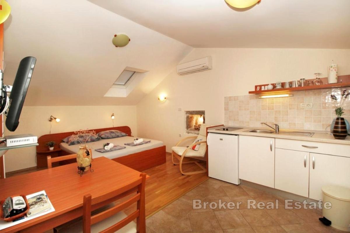 Kamena kuća s apartmanima u centru