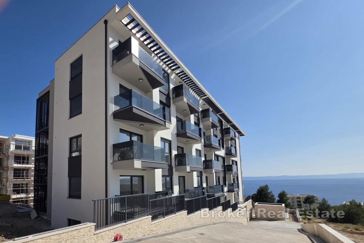 Moderno appartamento con tre camere da letto in un edificio di nuova costruzione con vista mare