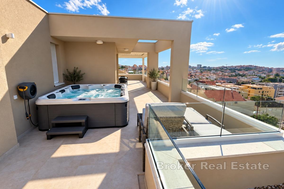 Attico di lusso con terrazza di 150 m², jacuzzi e 2 posti auto in garage