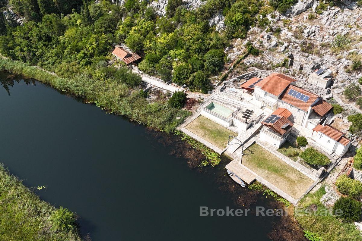 Maison authentique à vendre à Podbrijest, vallée de la Neretva