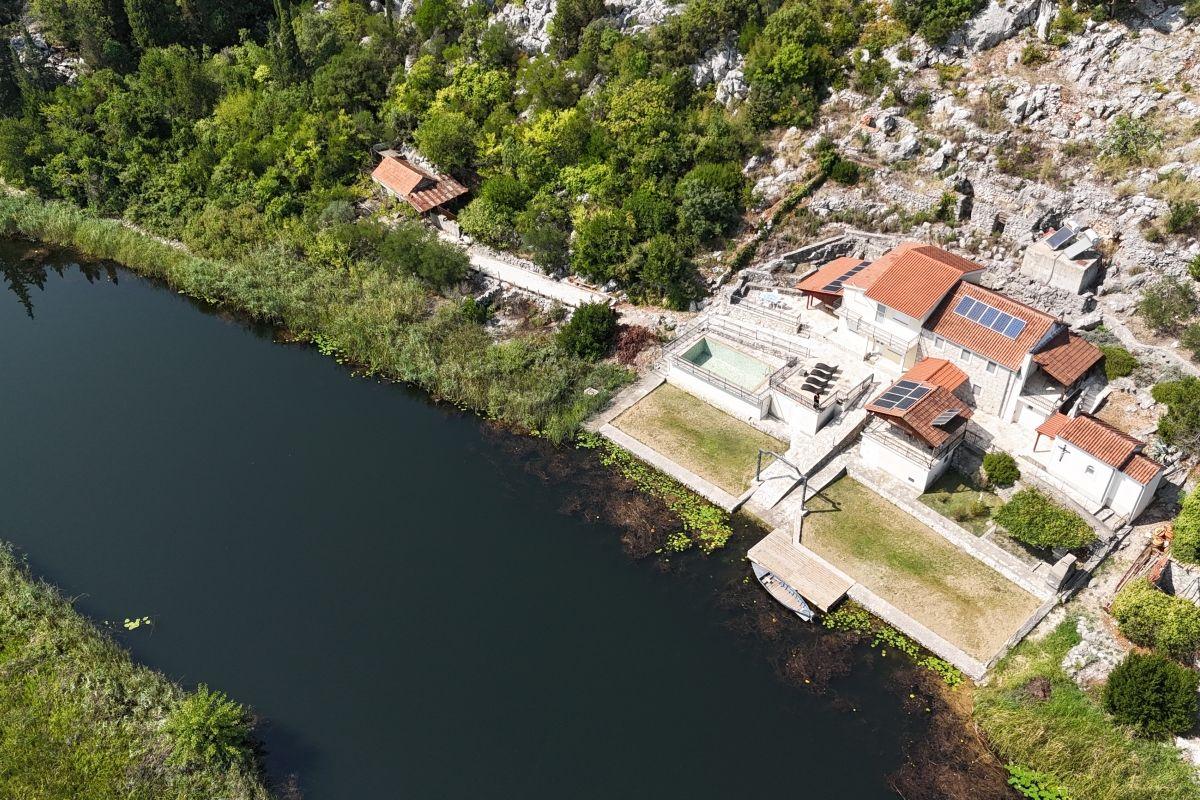 Casa autentica in vendita a Podbrijest, valle del fiume Neretva