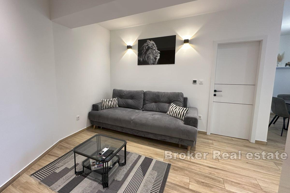 Moderne innredet ettromsleilighet med romslig terrasse