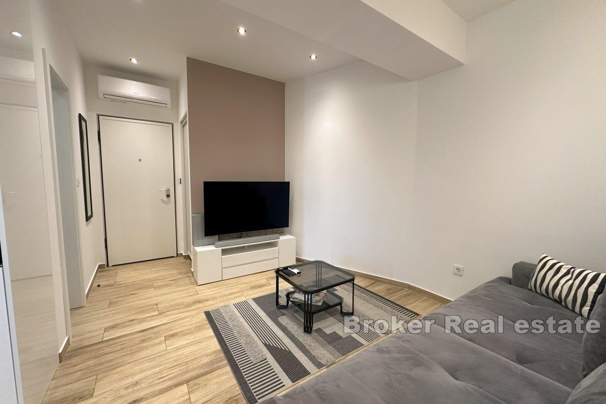 Moderne innredet ettromsleilighet med romslig terrasse
