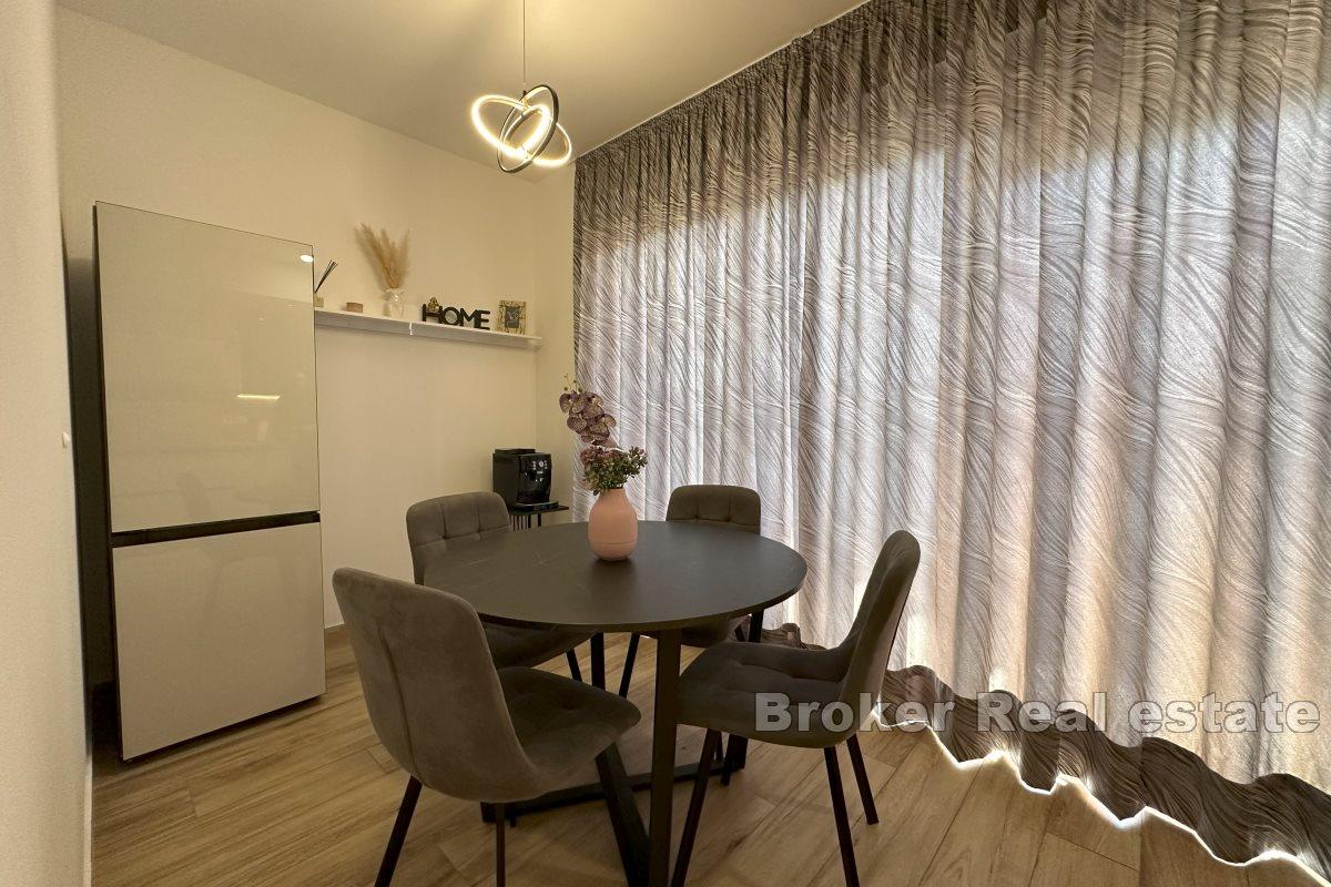 Modernt inredd lägenhet med ett sovrum och en rymlig terrass