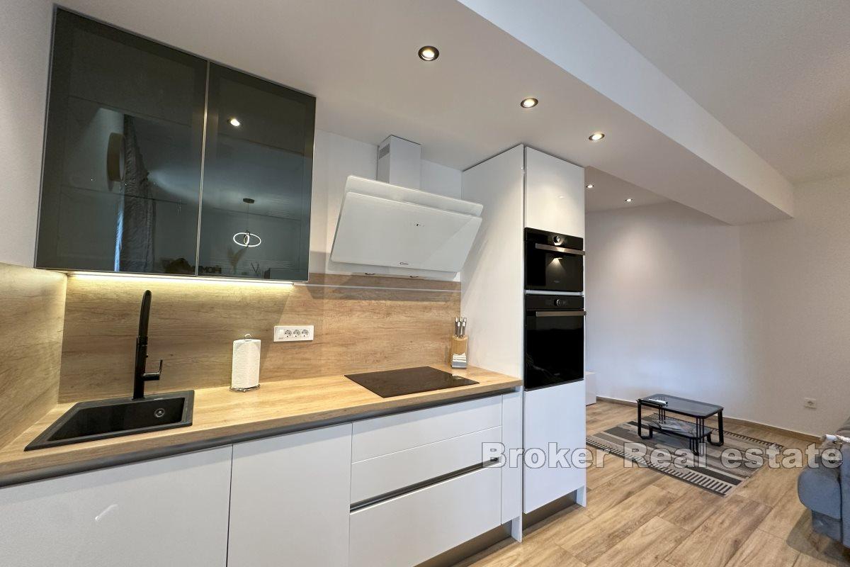 Moderne innredet ettromsleilighet med romslig terrasse