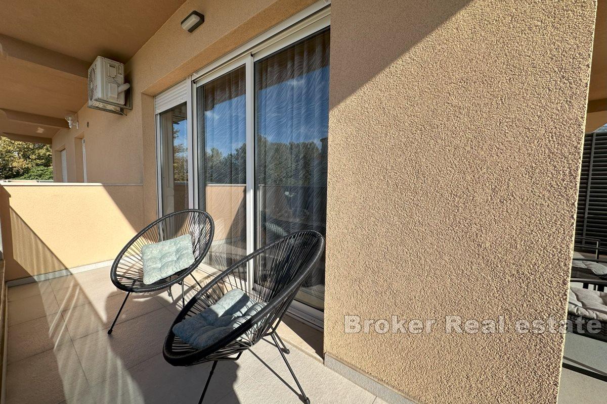 Modernt inredd lägenhet med ett sovrum och en rymlig terrass