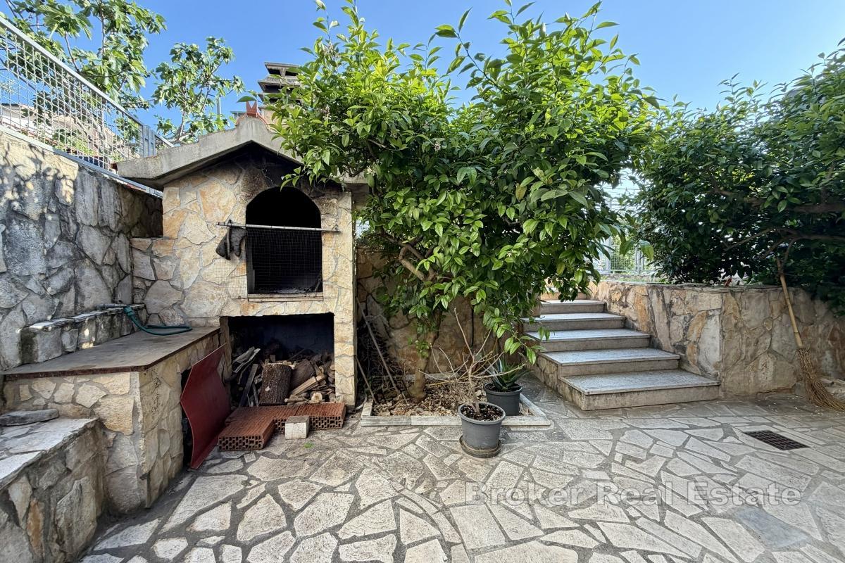Maison familiale avec parking et jardin