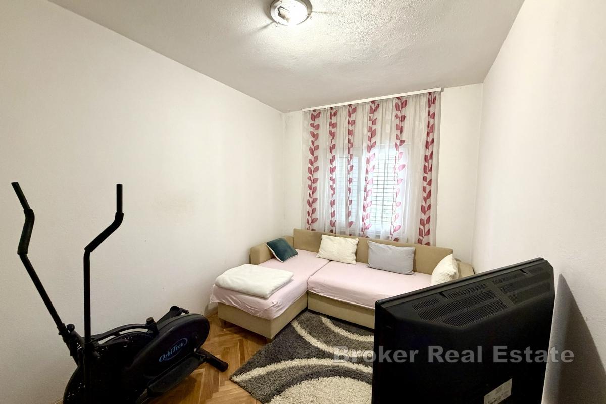 Obiteljska kuća s parkingom i vrtom