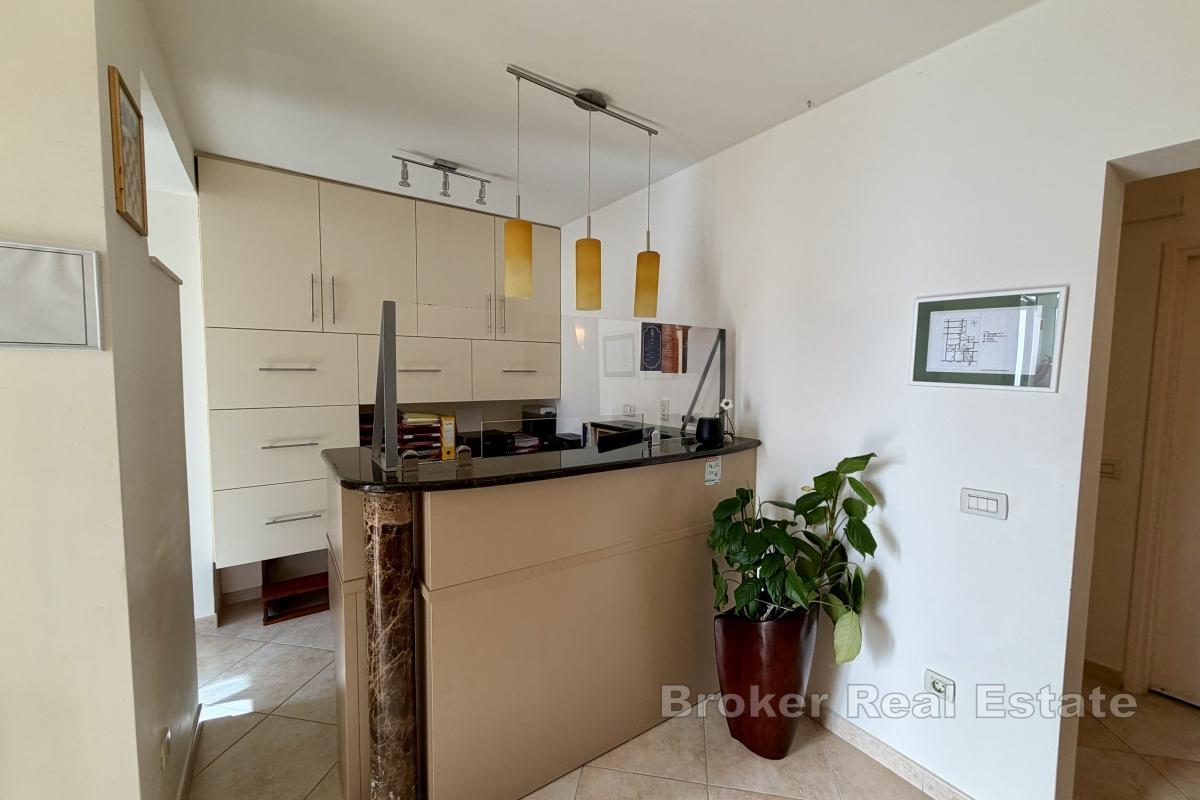 Großzügige Gewerbewohnung