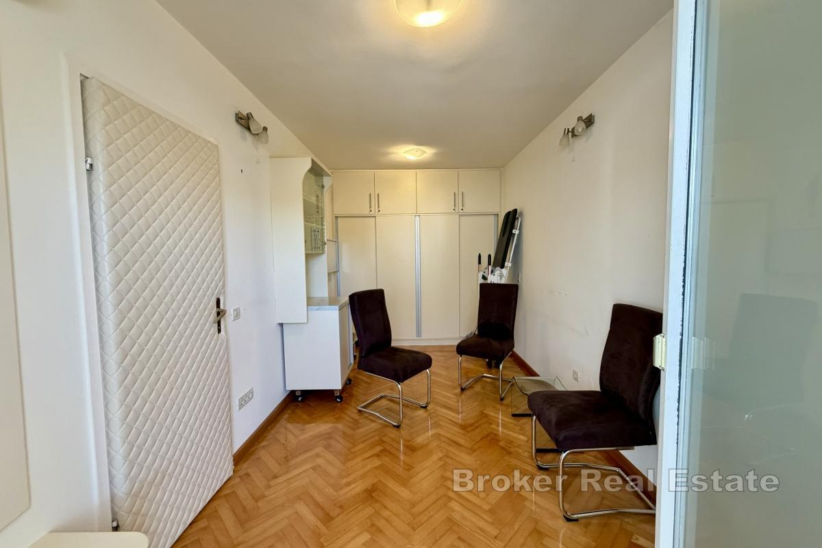 Großzügige Gewerbewohnung