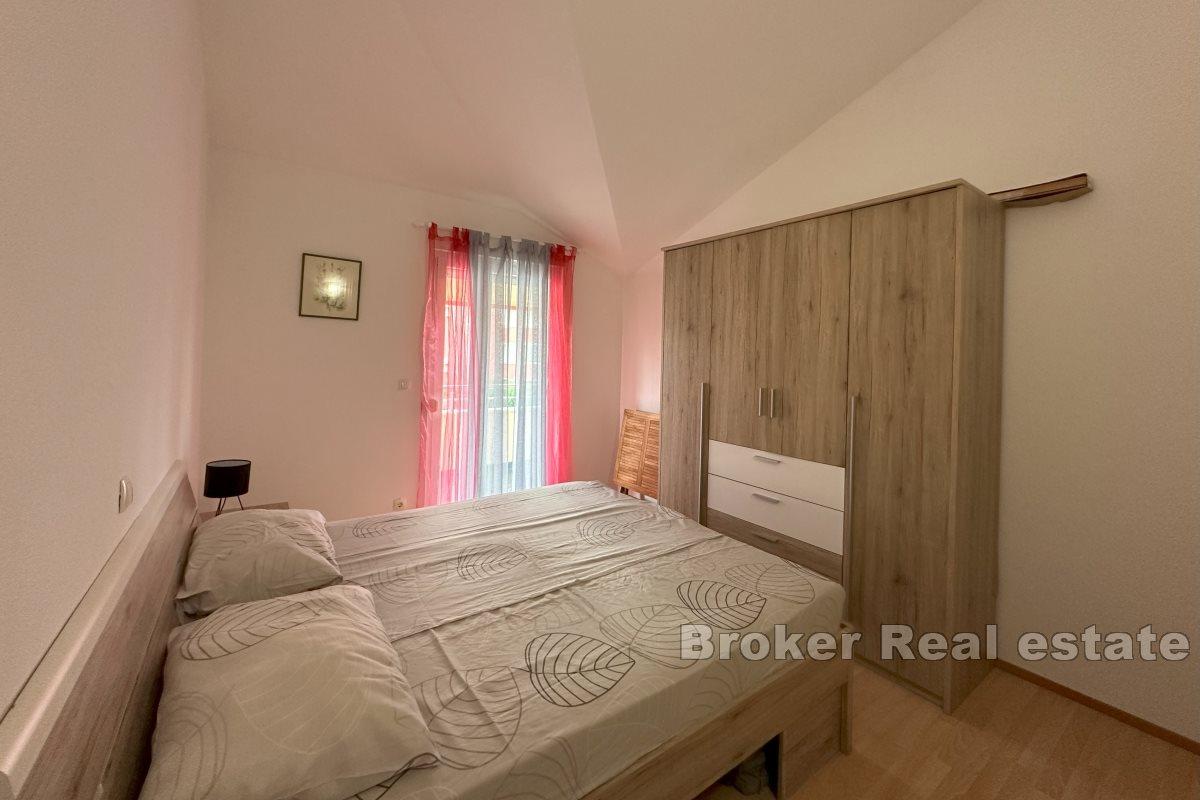 Appartamento con tre camere da letto con balcone e vista mare