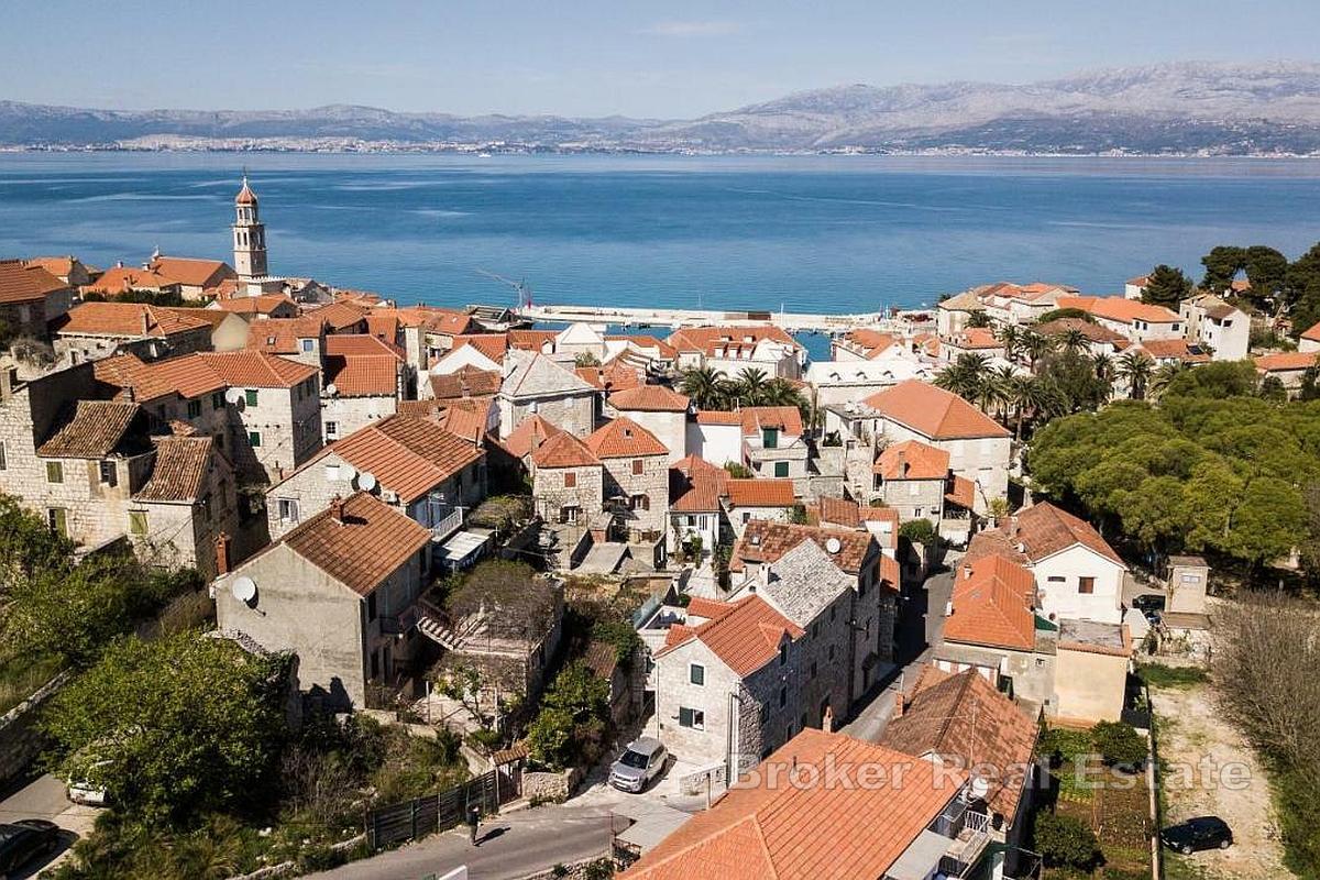 Kamena kuća u slikovitom mjestu