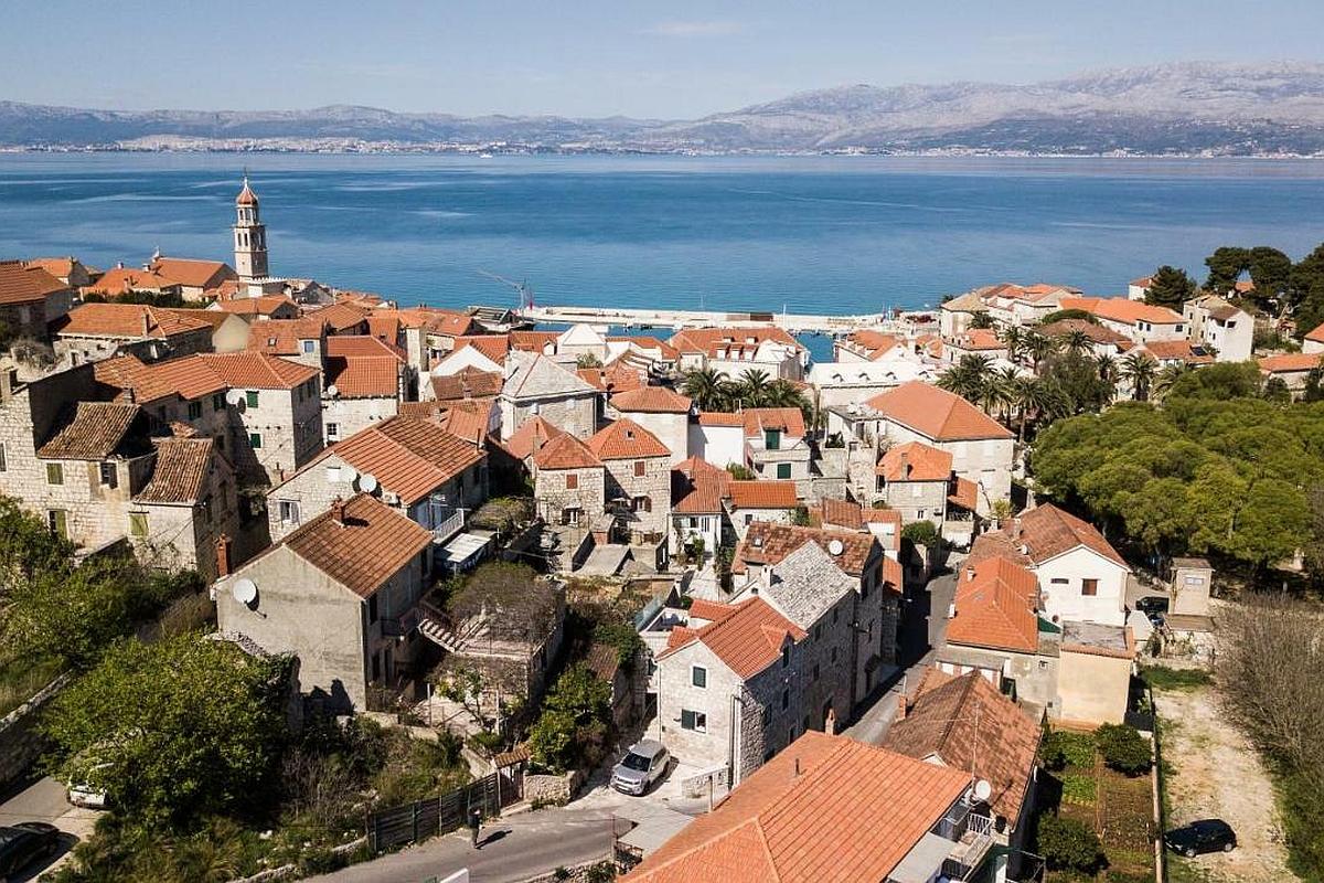 Stone House in a Picturesque Location
