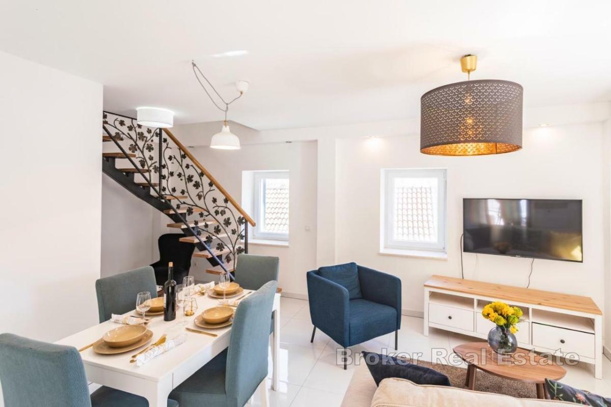 Kamena kuća u slikovitom mjestu