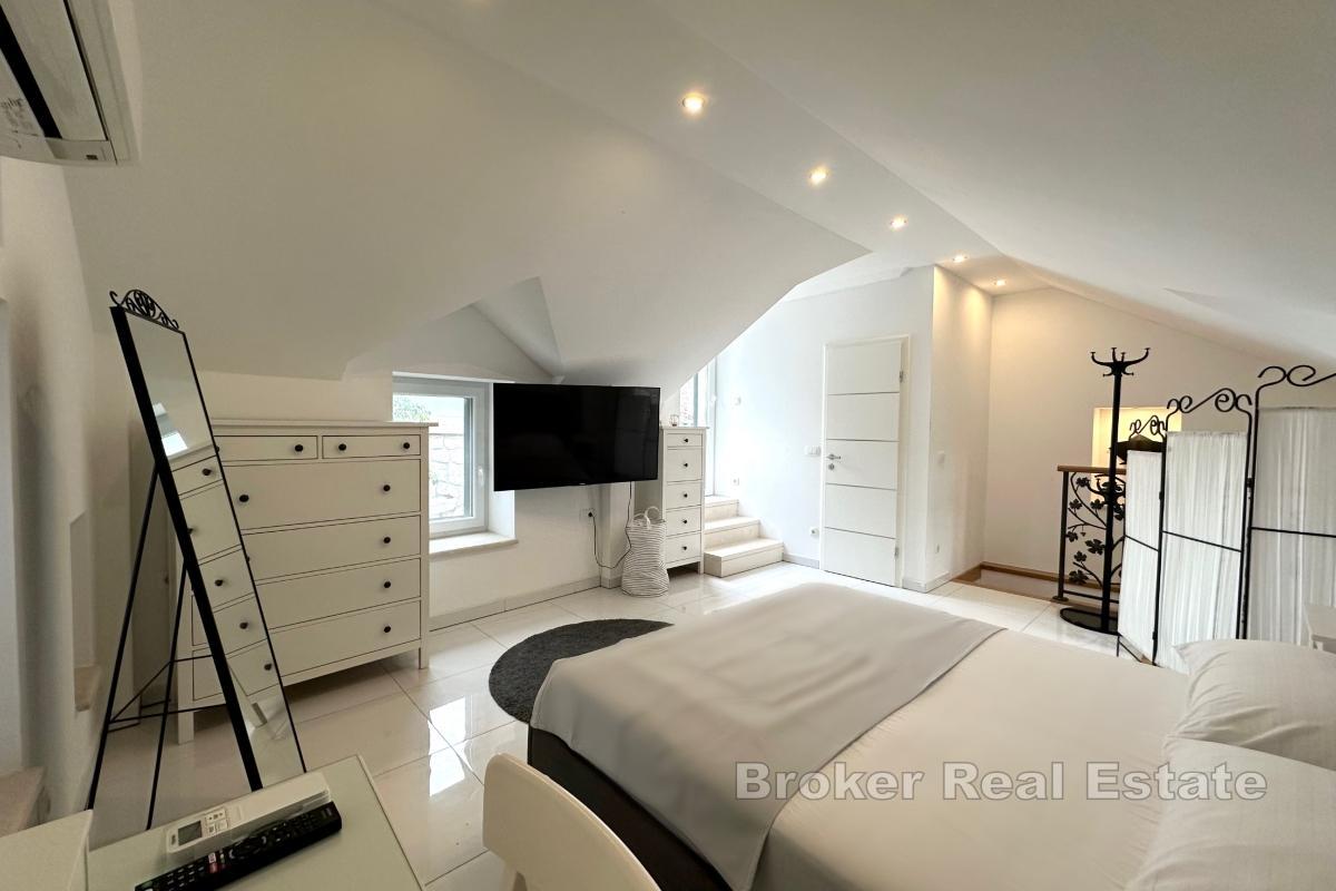 Kamena kuća u slikovitom mjestu