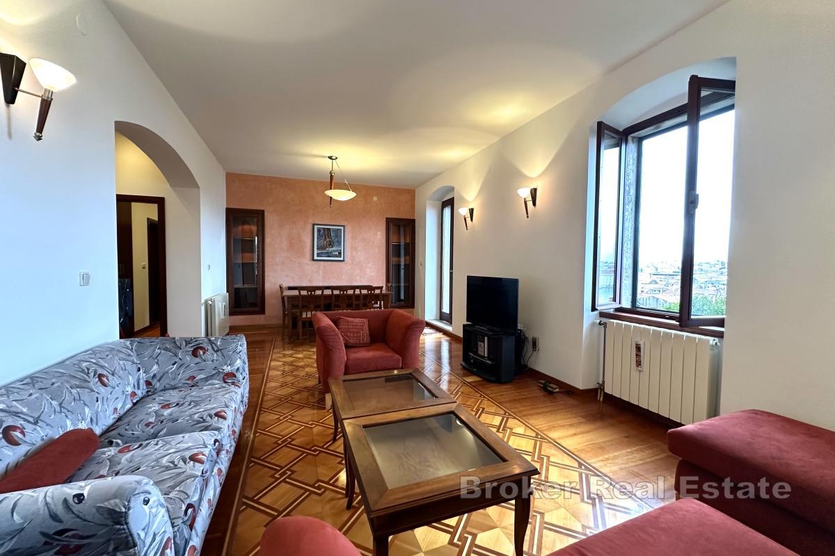 Elegante und geräumige Wohnung im Herzen der Stadt