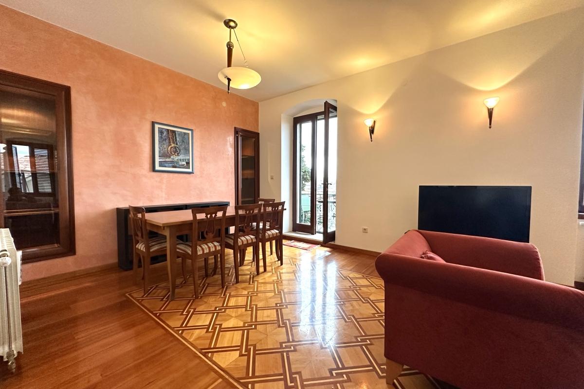 Elegante e spazioso appartamento nel cuore della città