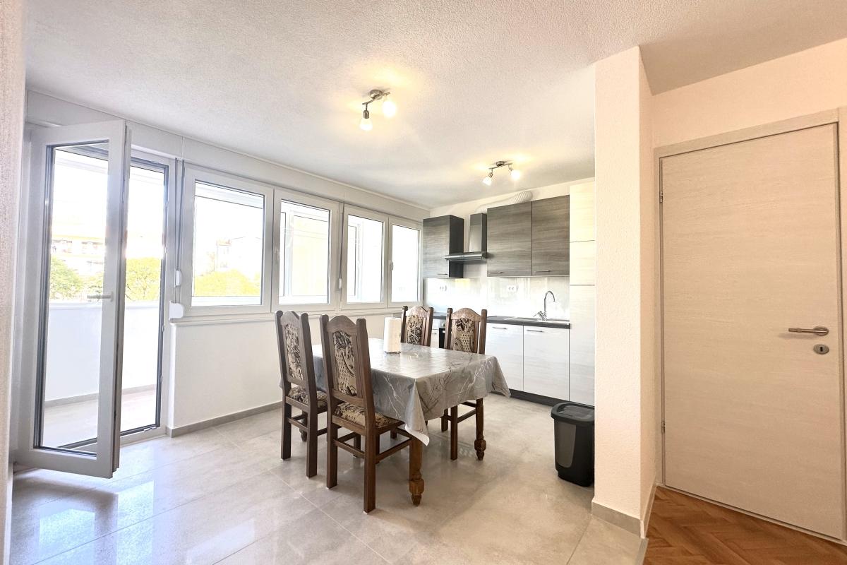 001-2049-36-Split-Split-3-Spacious-two-bedroom-apartment-for-rent