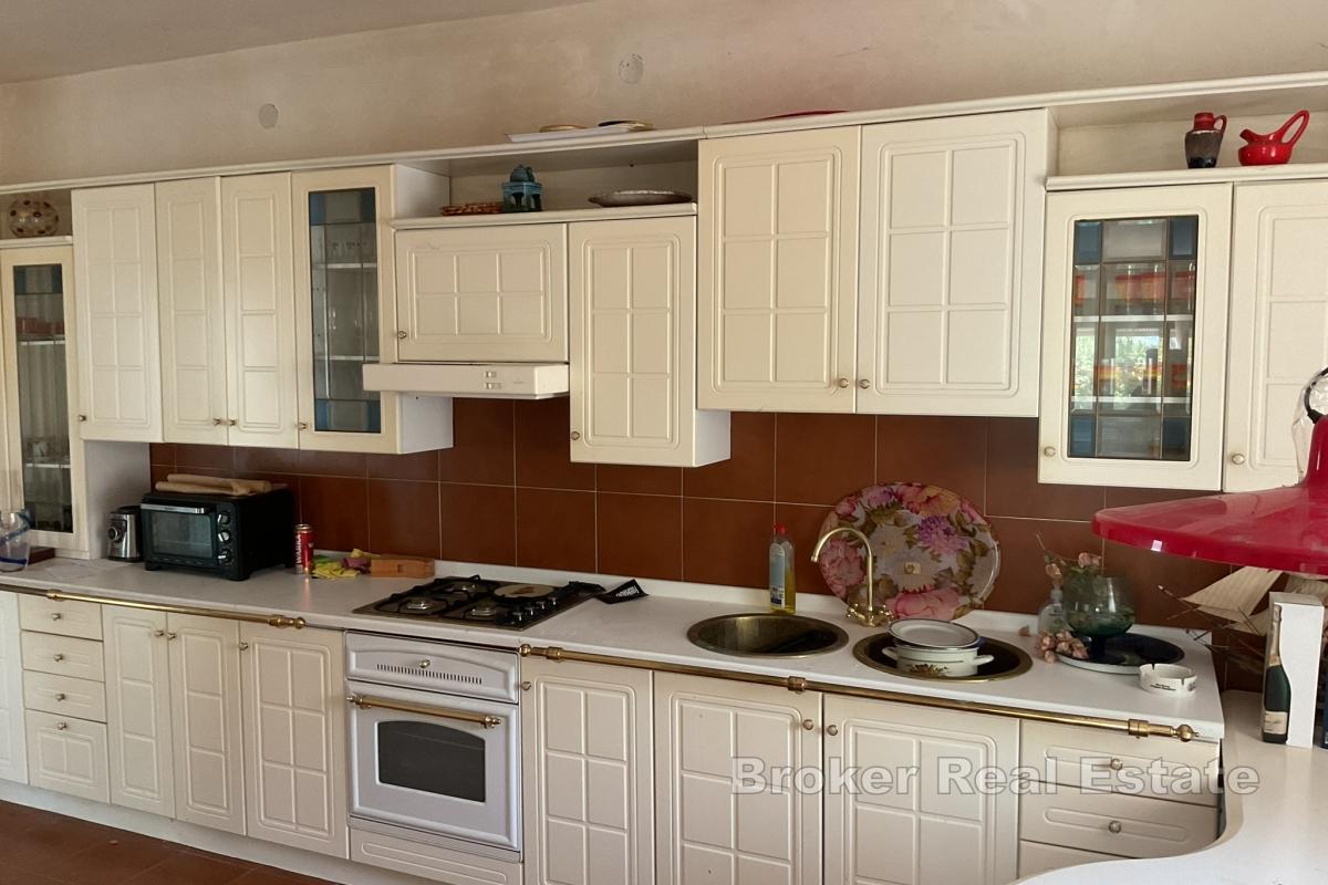 Apartmánový dům v první řadě u moře