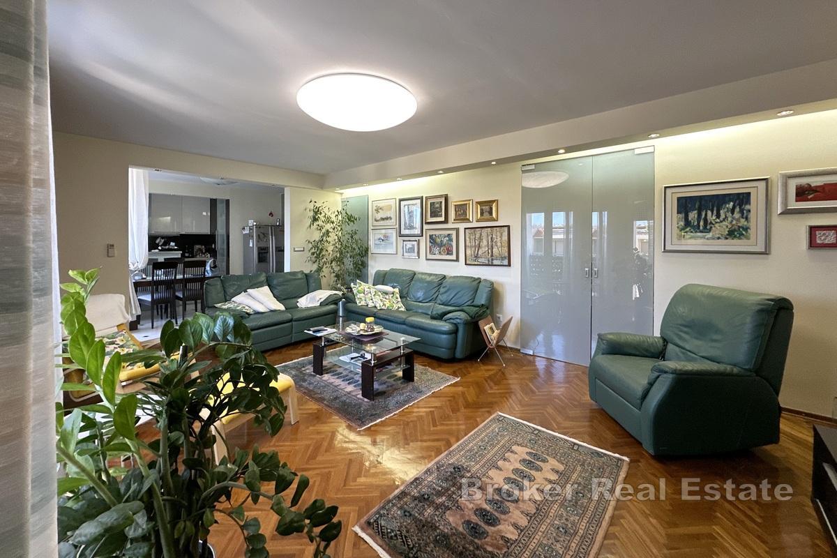 Просторная трехкомнатная квартира в привлекательном районе города