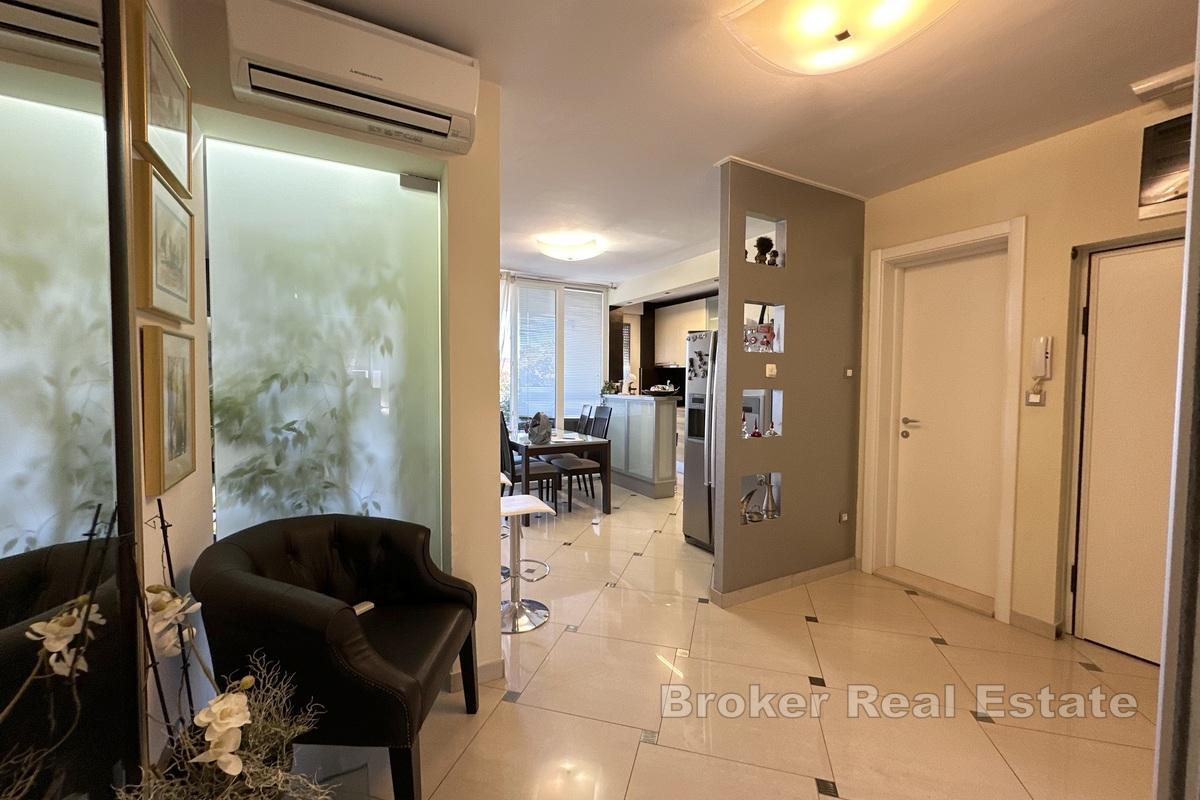 Просторная трехкомнатная квартира в привлекательном районе города