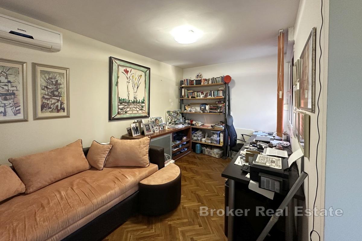 Spacieux appartement de trois chambres dans un quartier attrayant de la ville