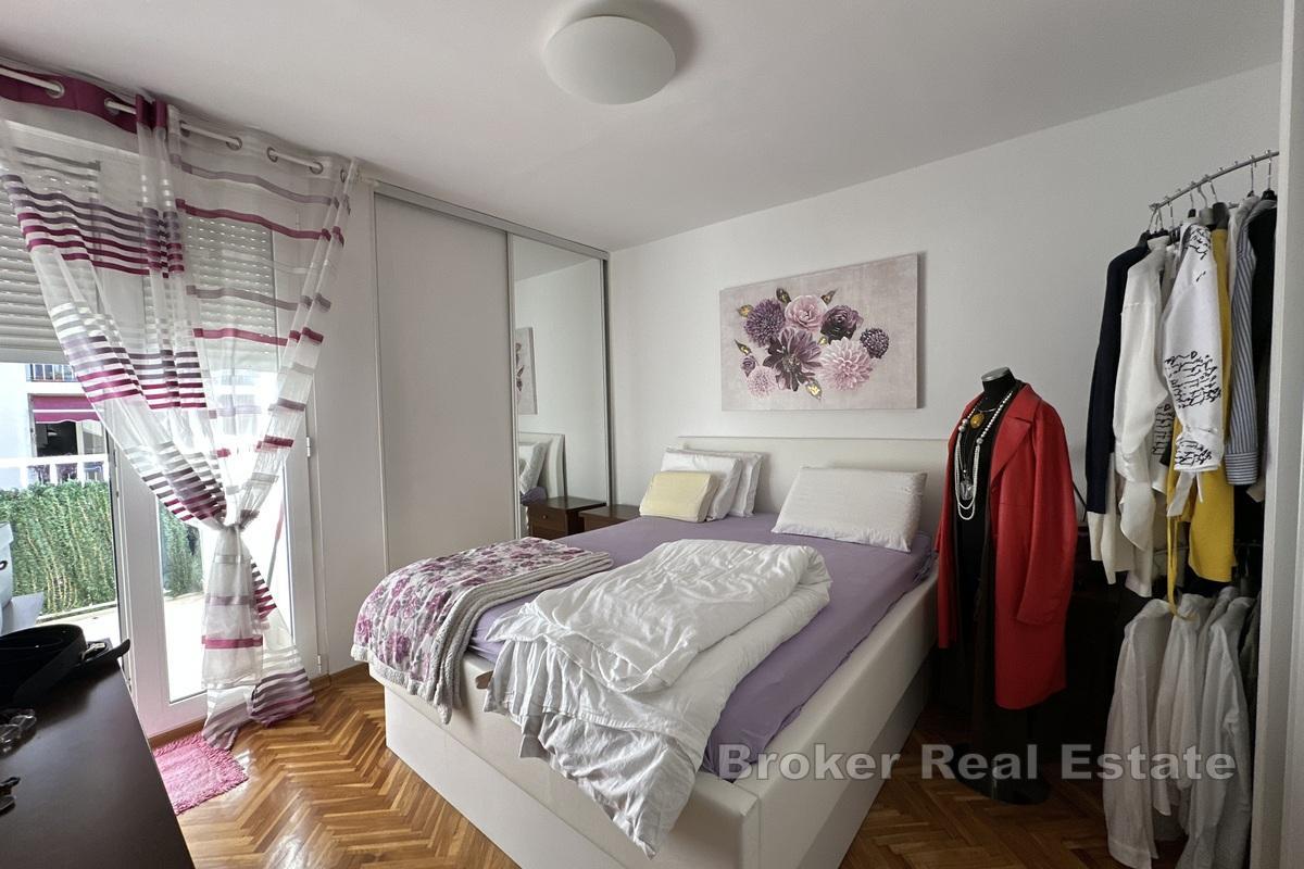 Spacieux appartement de trois chambres dans un quartier attrayant de la ville