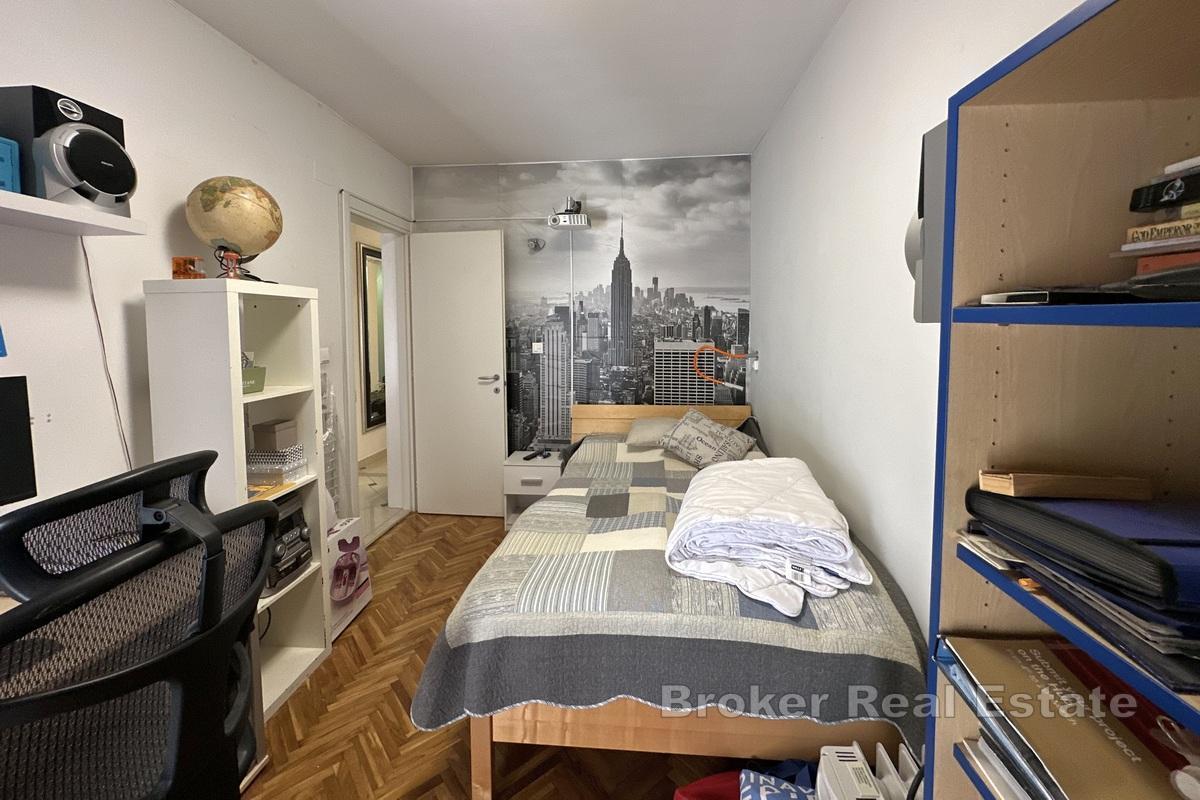 Spacieux appartement de trois chambres dans un quartier attrayant de la ville