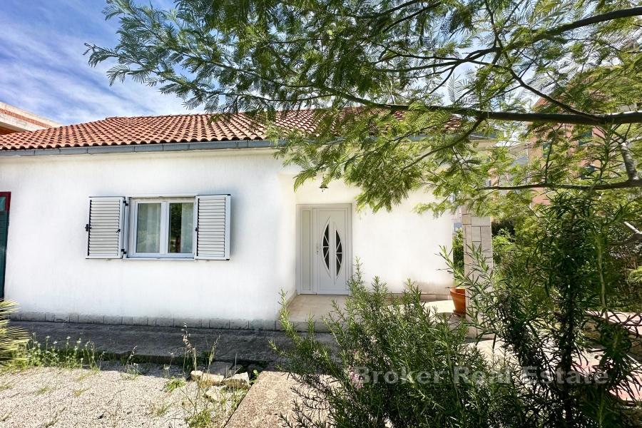 Casa a un piano con giardino e garage
