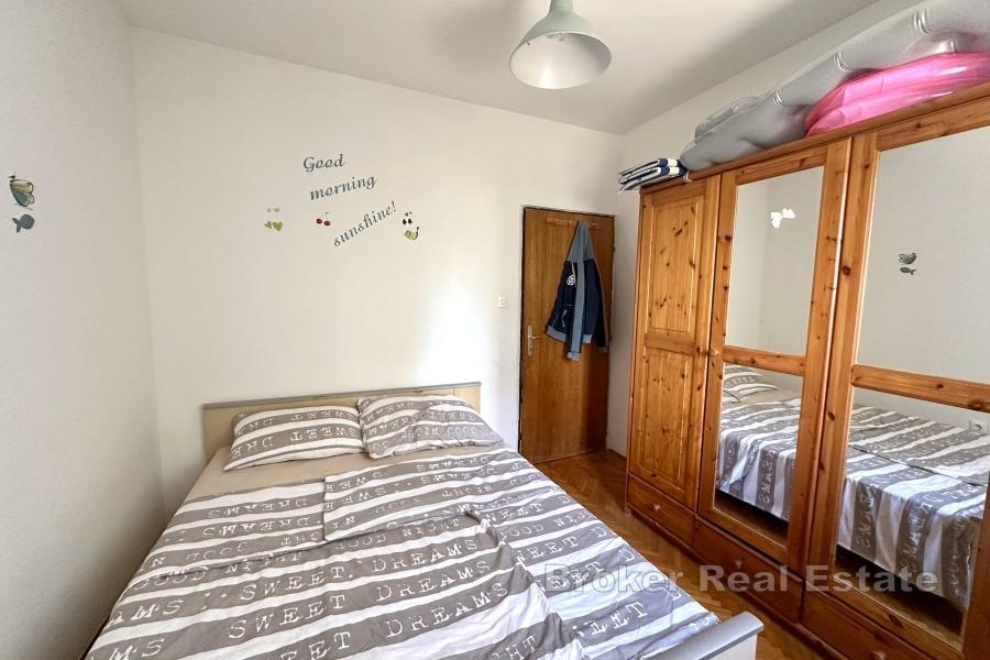 Одноэтажный дом с садом и гаражом