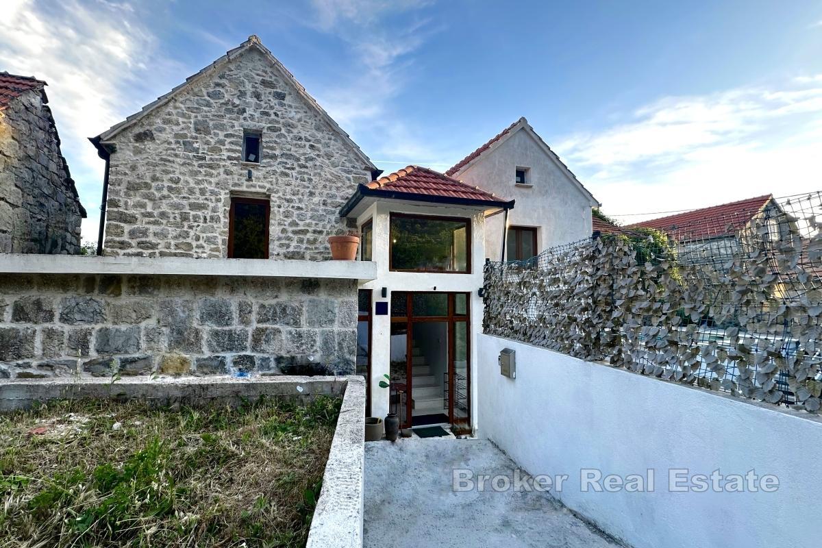 Steinhus med svømmebasseng