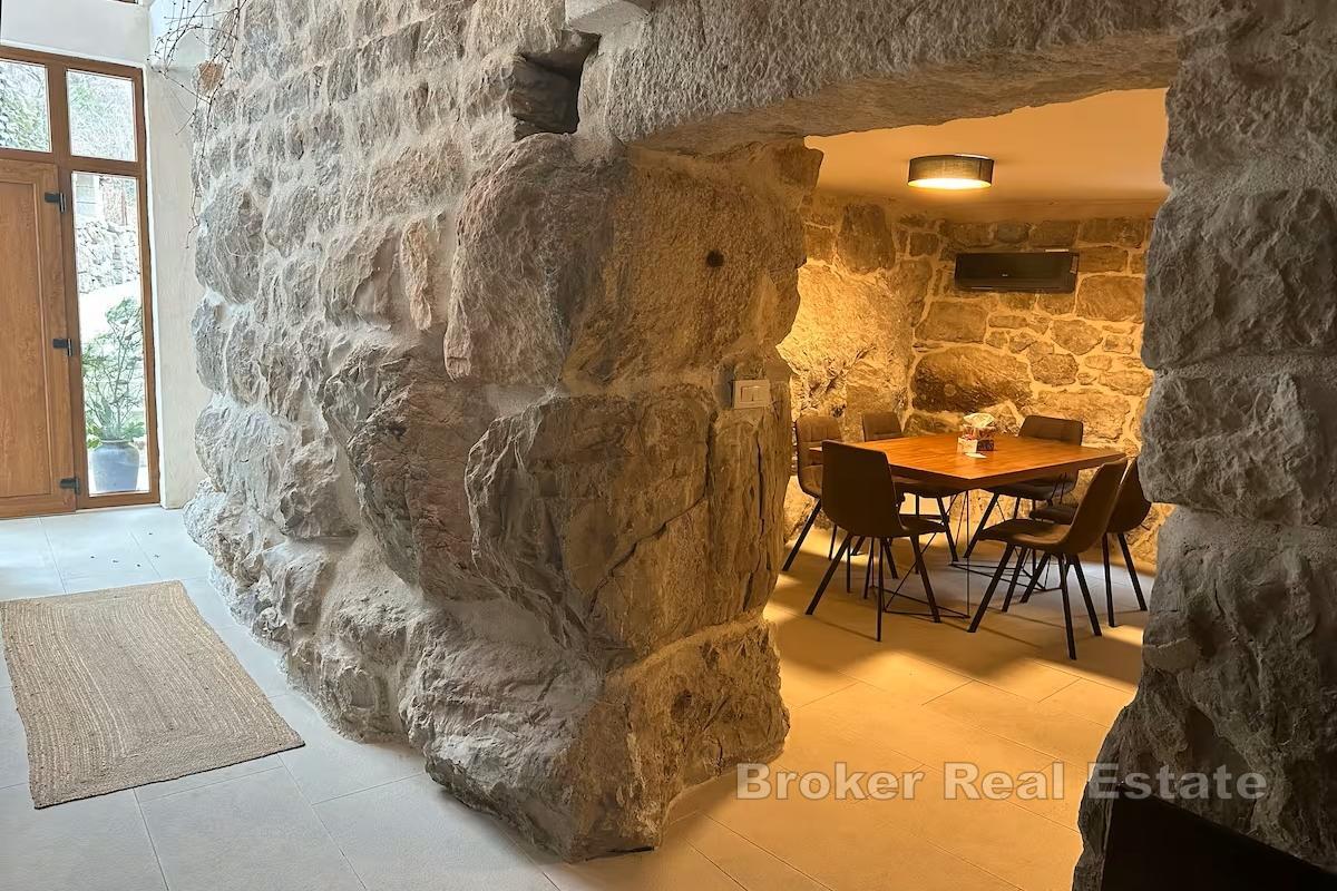 Steinhus med svømmebasseng