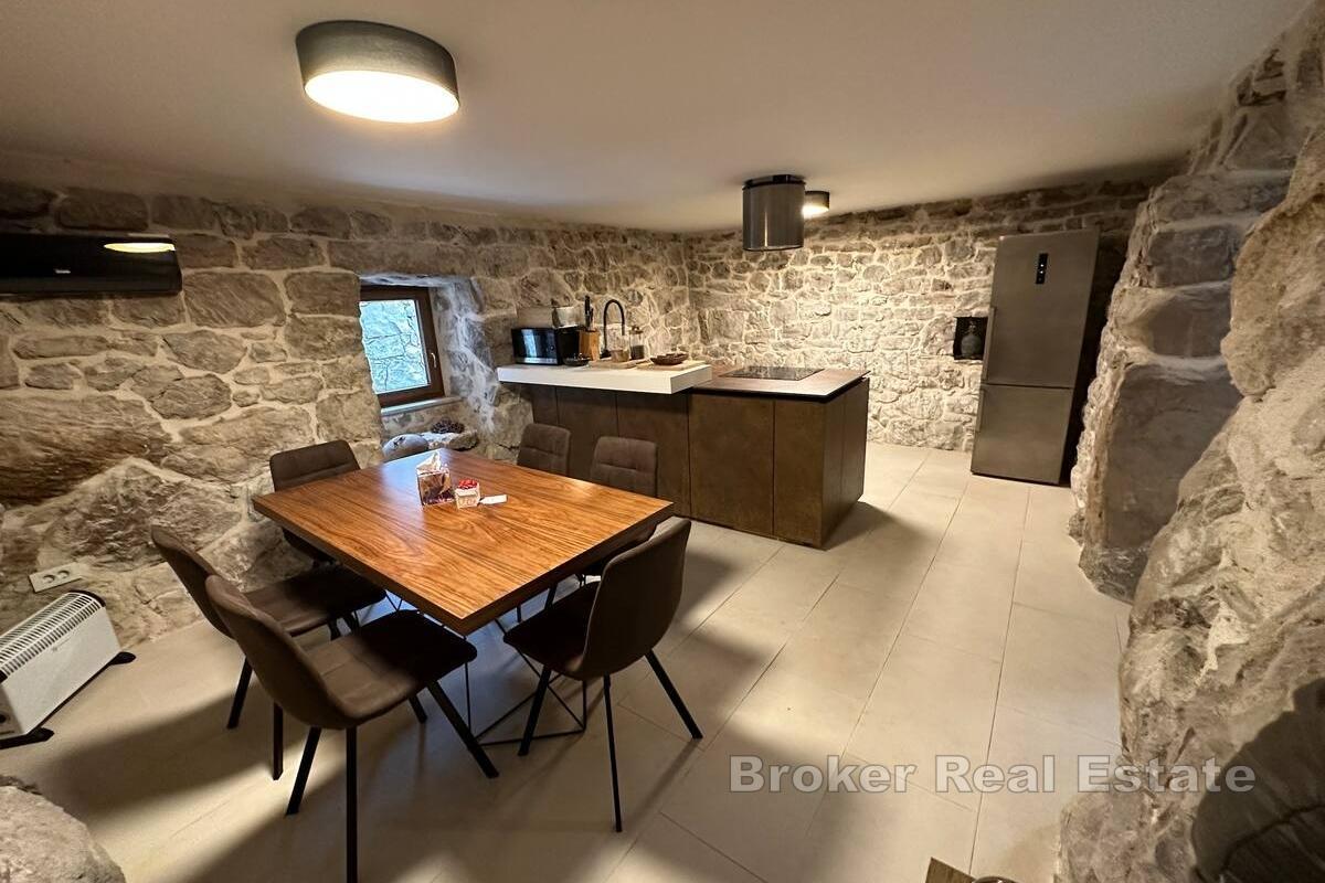 Steinhus med svømmebasseng