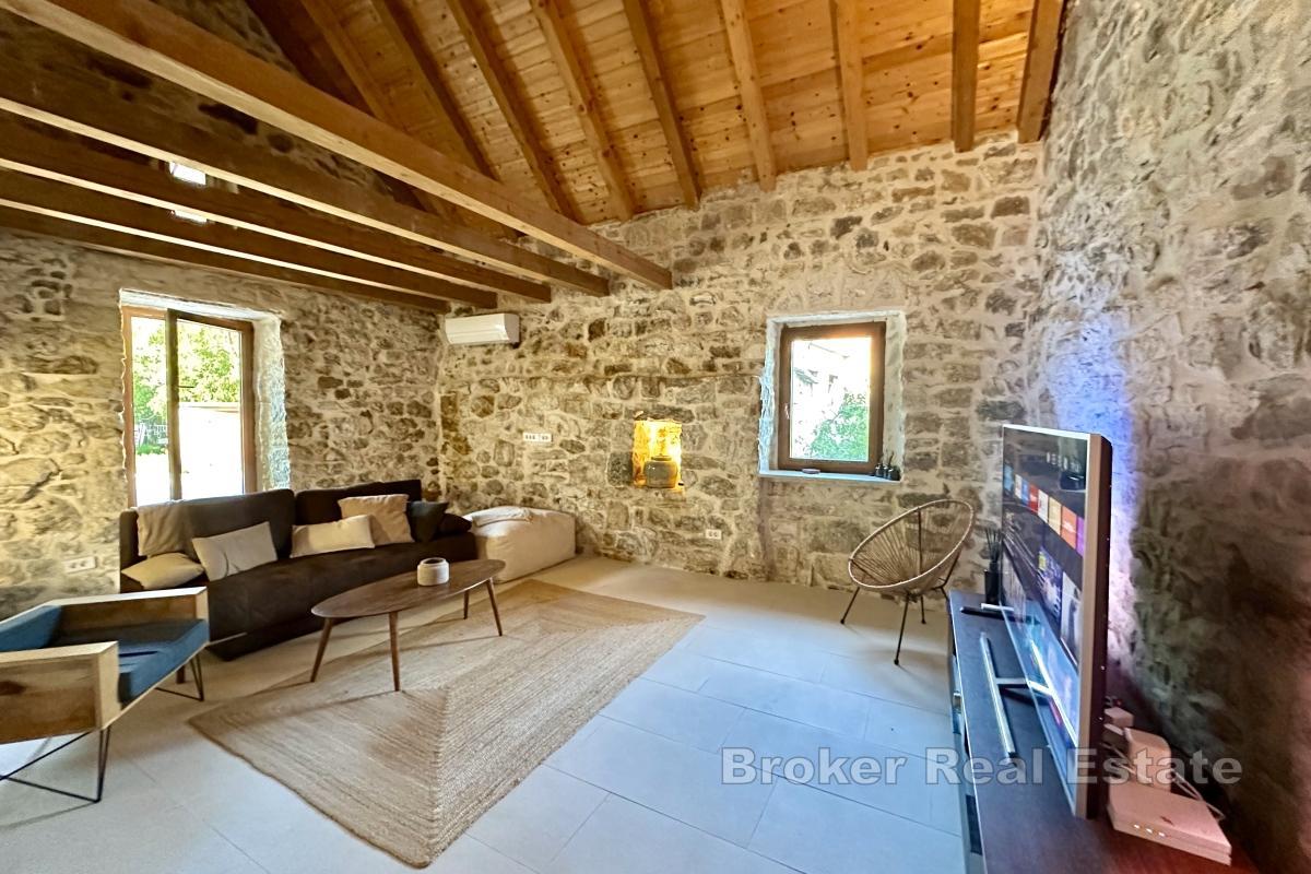 Steinhus med svømmebasseng