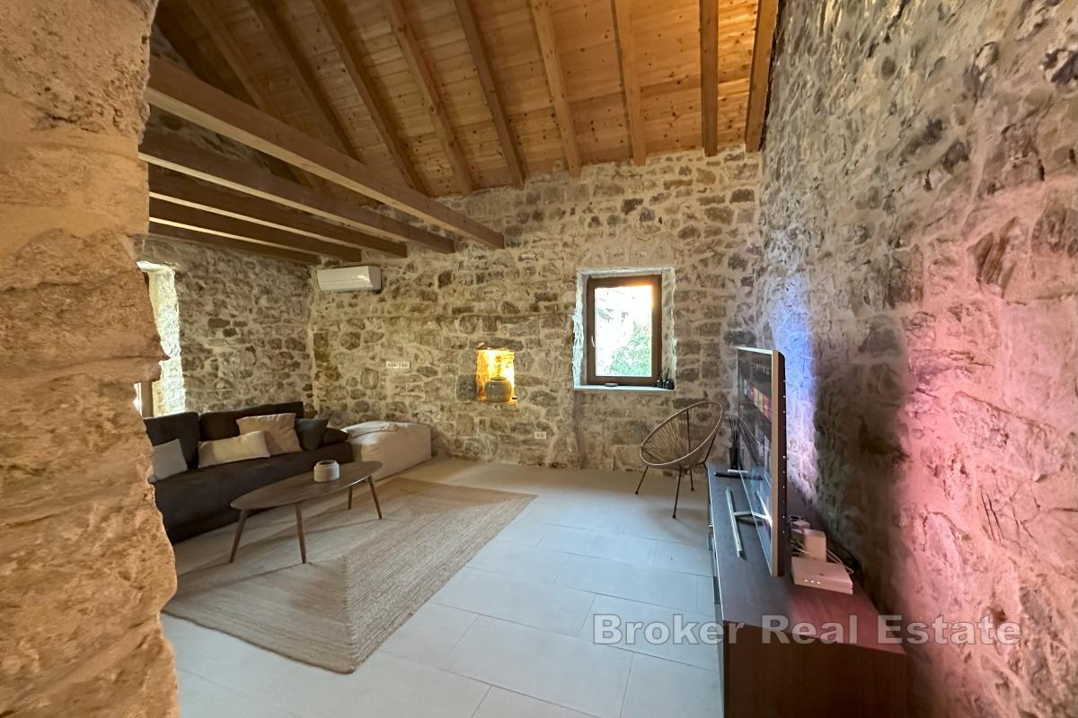 Steinhus med svømmebasseng