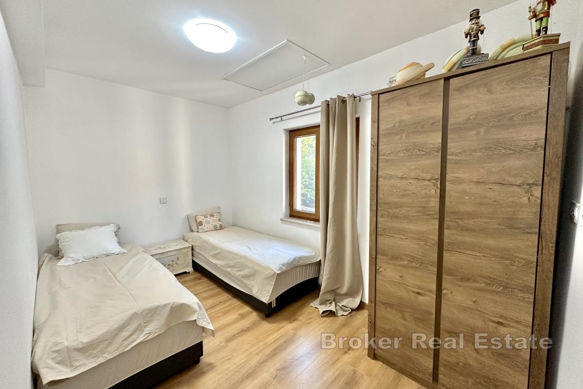 Kamenný dům s bazénem