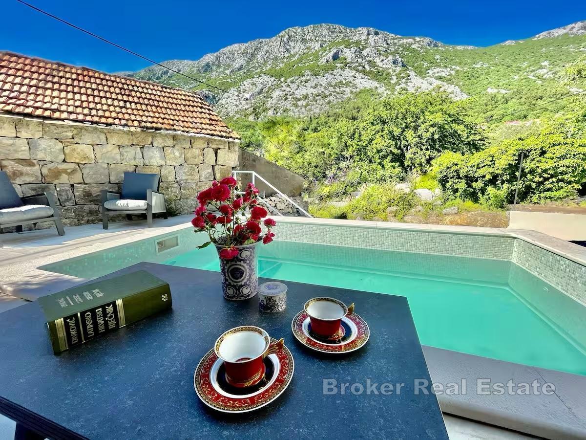 Steinhus med svømmebasseng