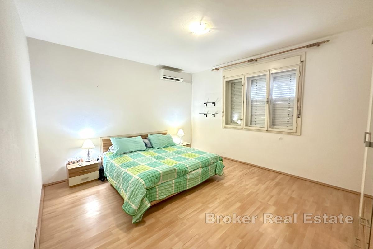 Apartament z dwiema sypialniami, ogrodem i garażem