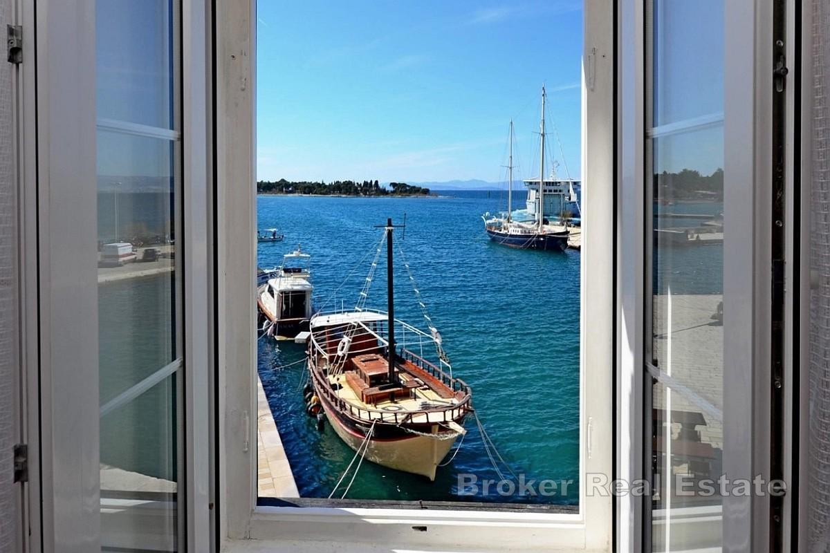 Tre appartamenti in prima fila sul mare