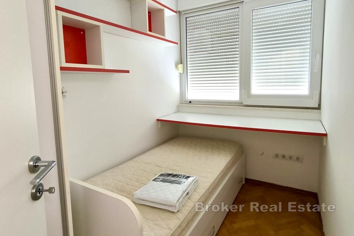 Appartement trois chambres avec vue sur la ville et la mer